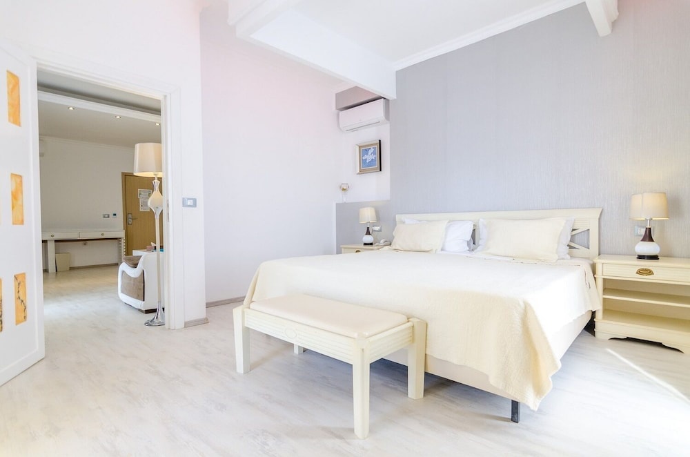 Phoenicia Luxury 17/55