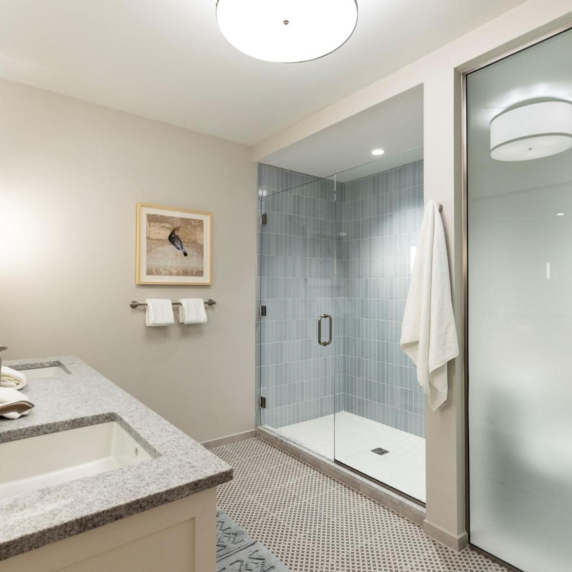 2 Bedrooms, Suite, King Bed