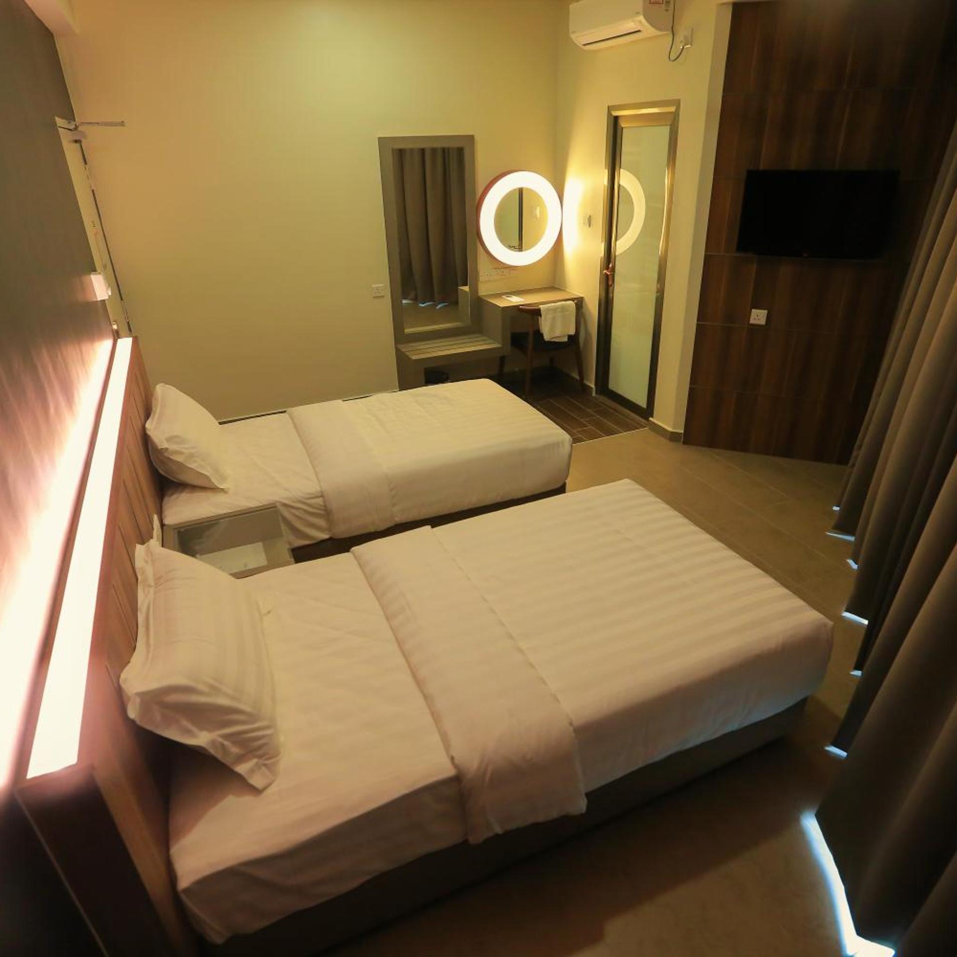 Super, Deluxe, Executive, Twin Beds