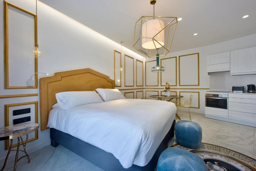 Executive, Suite, Double or Twin Bed, Outdoor Jetted Tub, Kitchenette