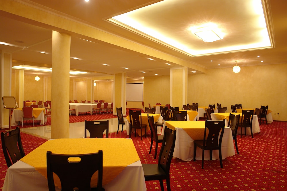 Dreamliner Hotel 40/50