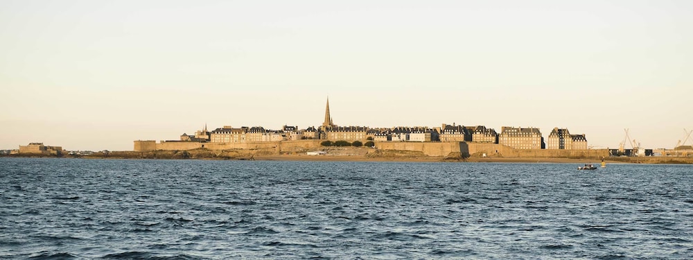 Hotel des Marins 37/50