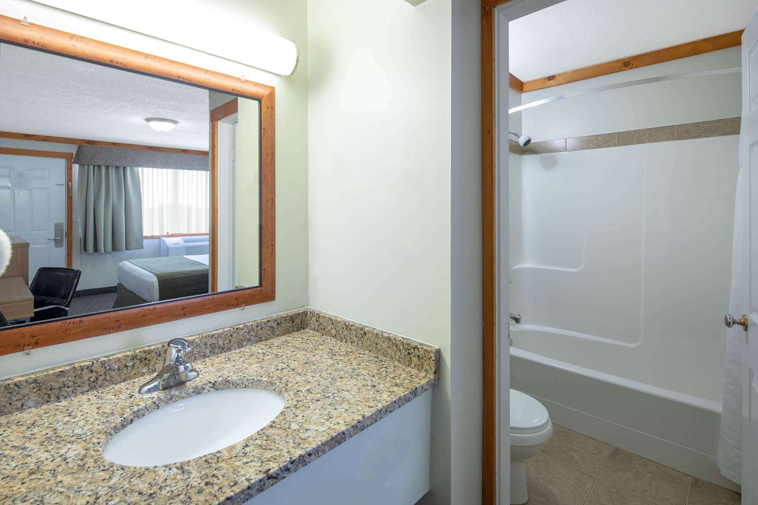Travelodge by Wyndham Golden Sportsman Lodge 38/44