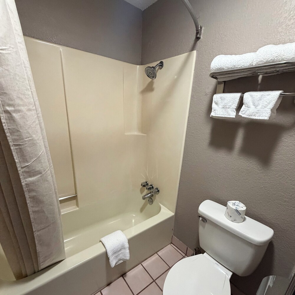 Colonial Inn 44/47