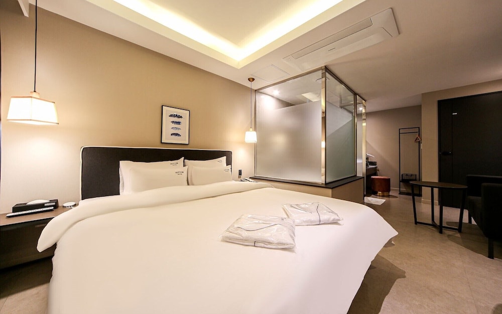 Special W Motel 16/49