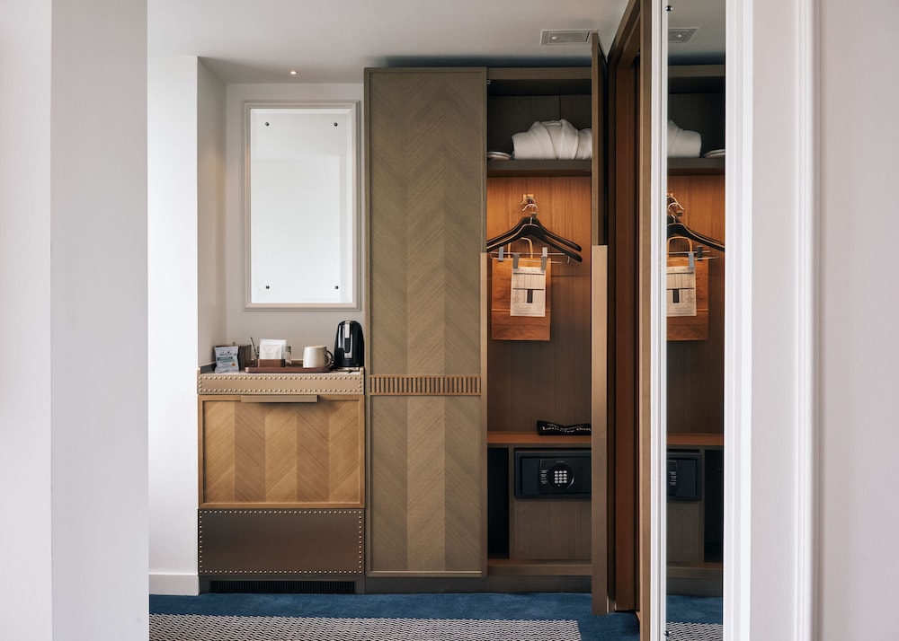 Page8, Page Hotels 9/63