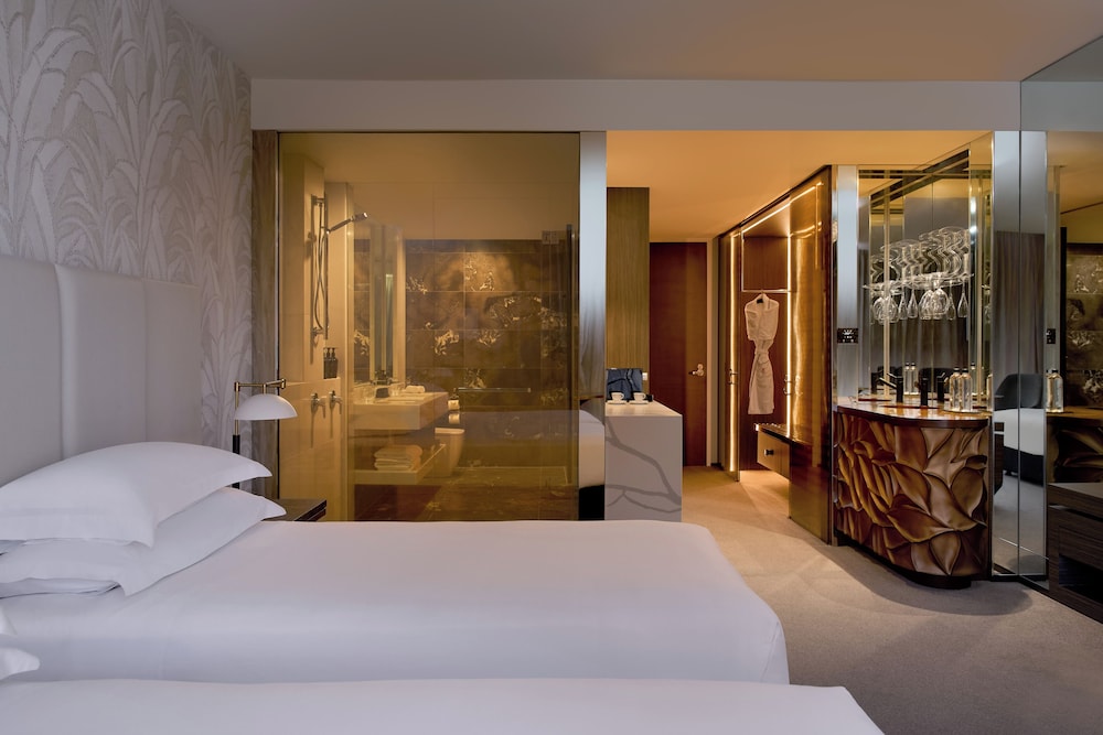 Suite, King and Twin Beds, River View