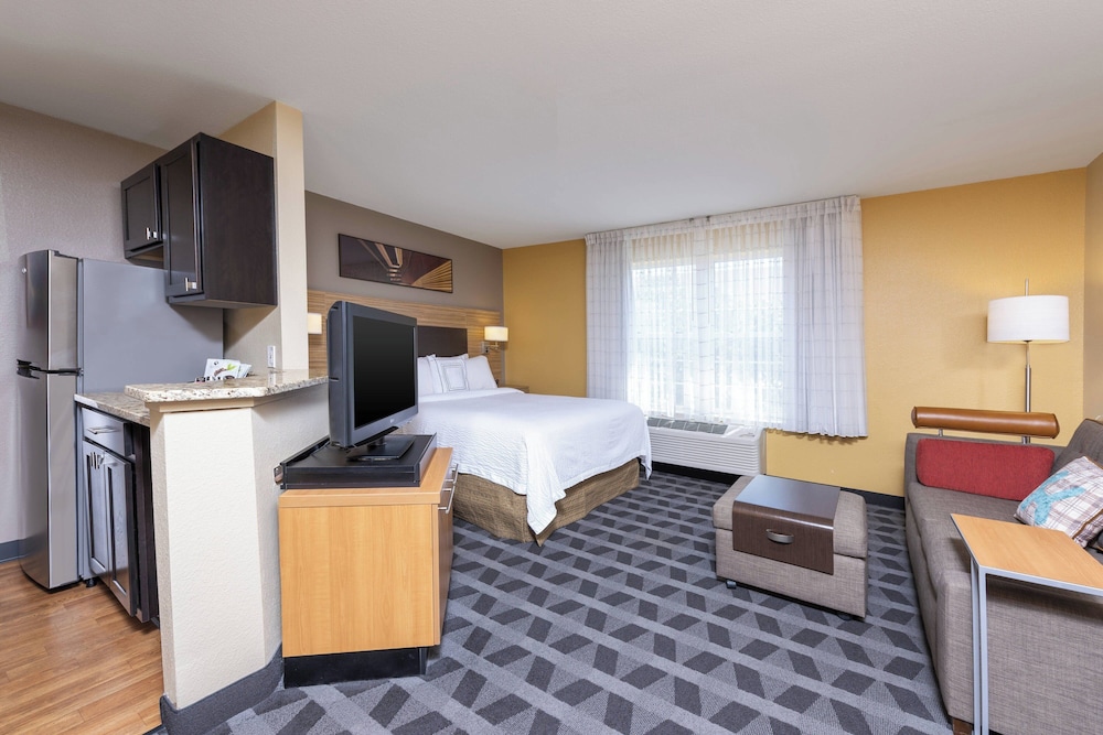 Studio, Queen Bed, Sofa