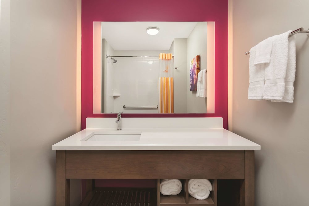 La Quinta Inn and Suites by Wyndham South Jordan 11/42