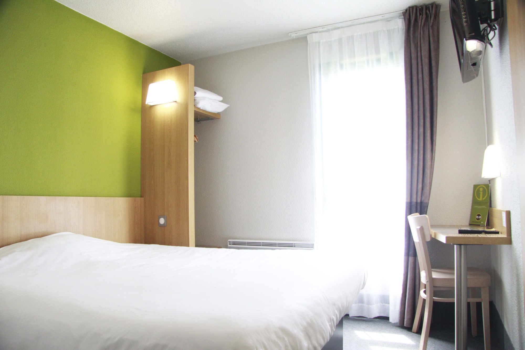 غرفة بسرير مزدوج