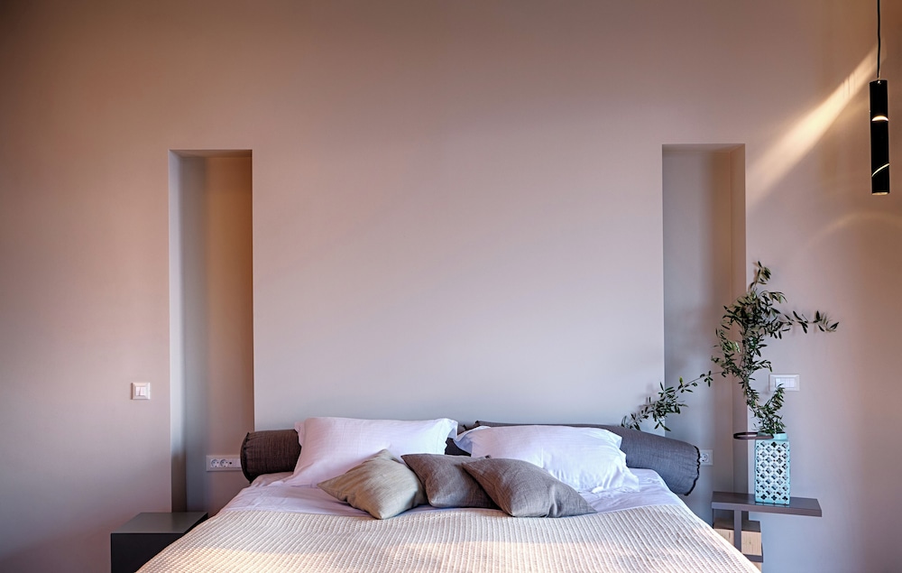 LUXURY, STUDIO, SUITE