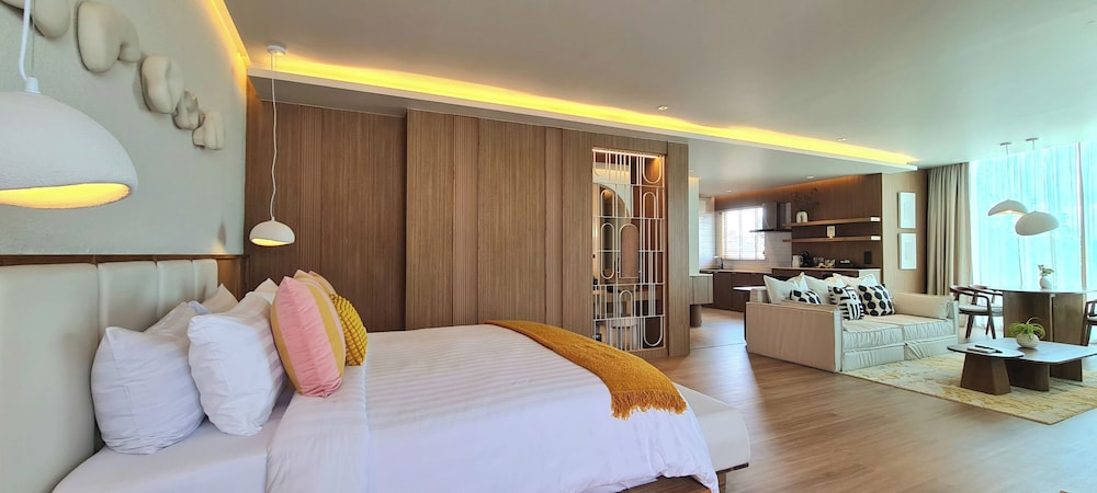 Honeymoon Ocean Front Pool Suite