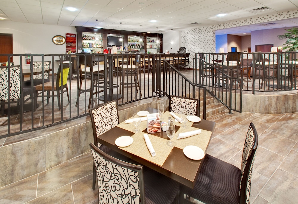 CROWNE PLAZA MILWAUKEE AIRPORT 49/81