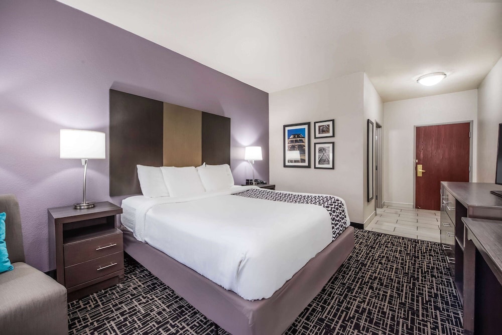La Quinta Inn & Suites by Wyndham Fairborn Wright-Patterson 18/50