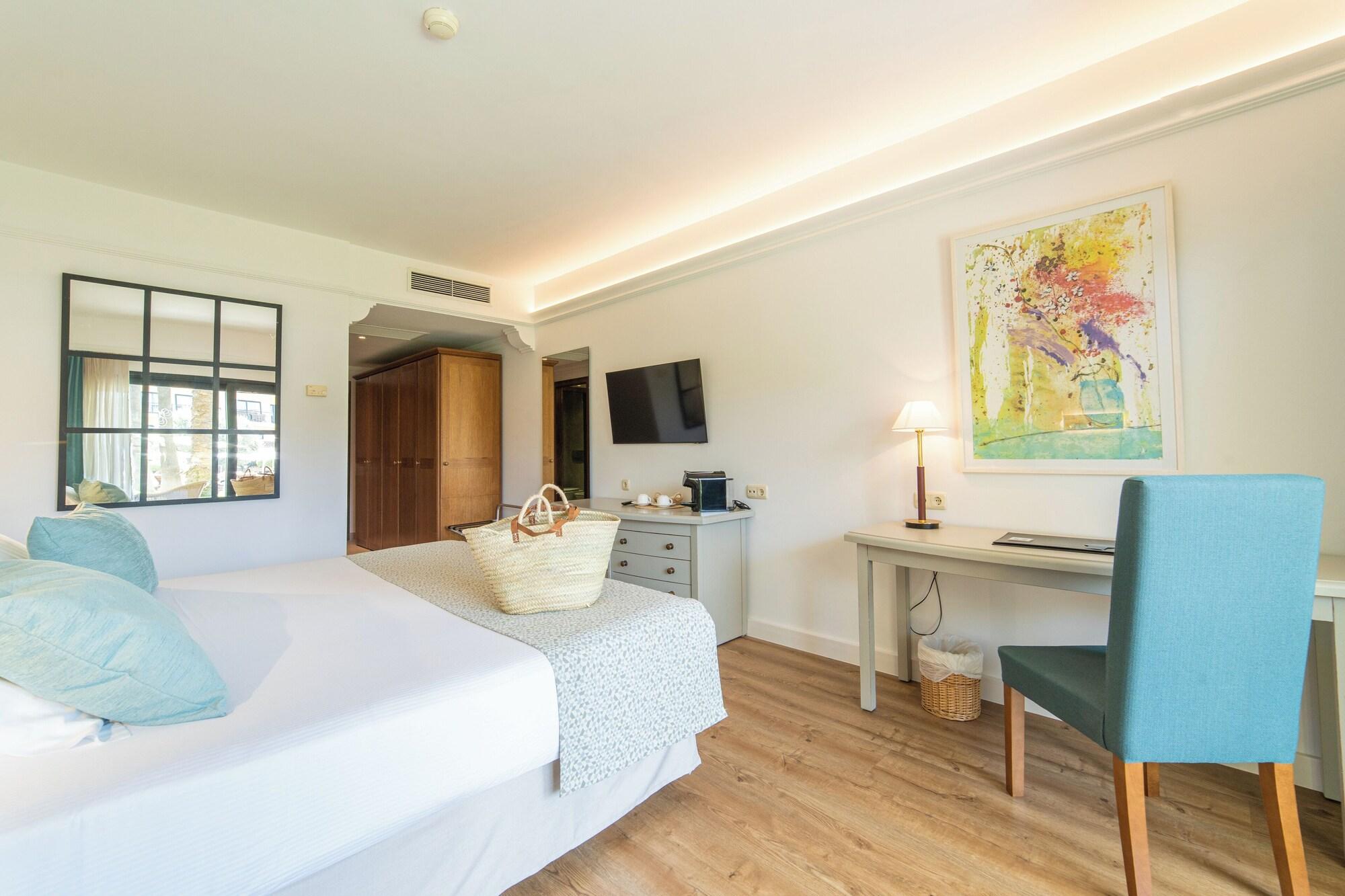غرفة بريميوم بسرير مزدوج بإطلالة على المسبح بشرفة، Cm Mallorca Palace - Adults Only 3/4