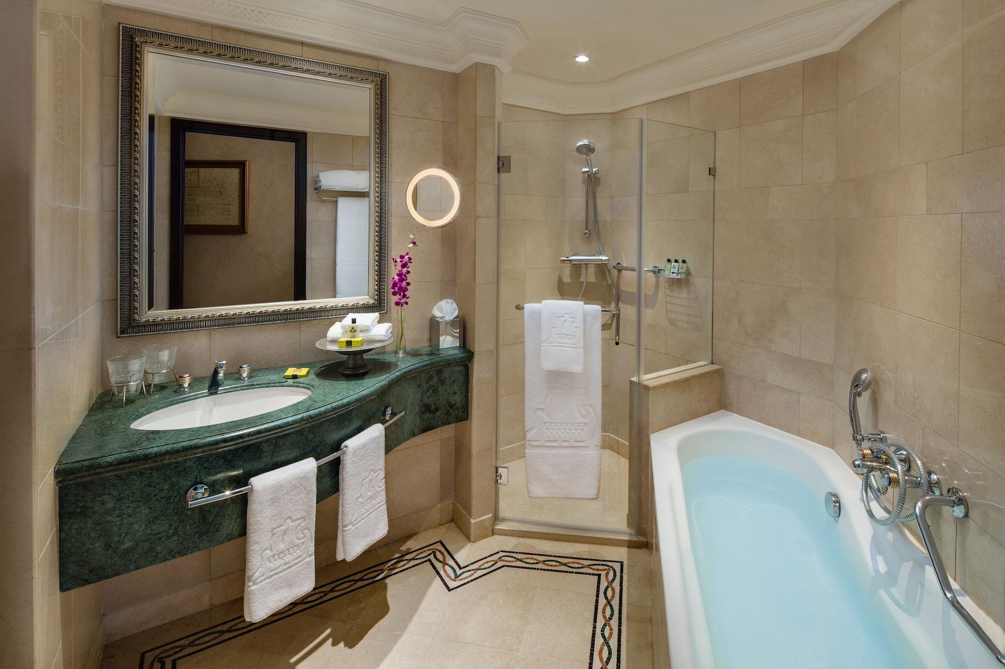 غرفة بريميوم بسريرين منفصلين مع دخول صالة النادي للمدخنين، Intercontinental Phoenicia Beirut 5/5