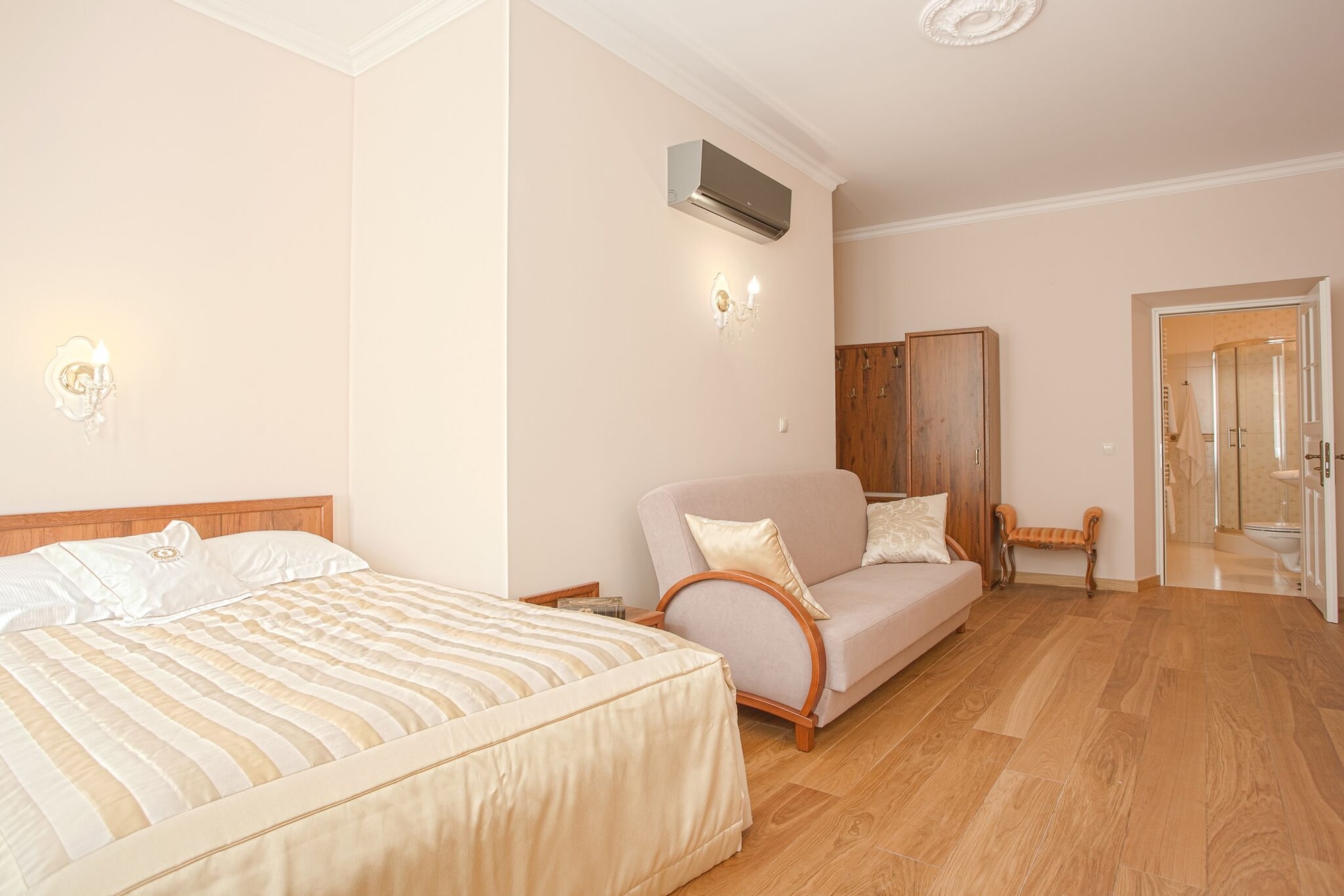 ROOM, DOUBLE BED