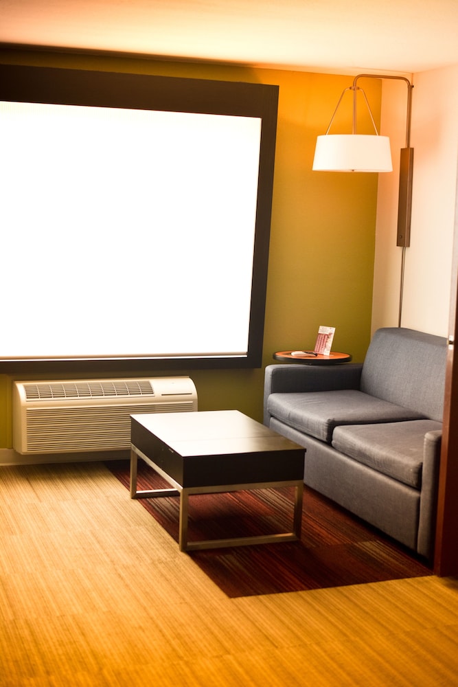 Holiday Inn Express Suites Maryville 24/35