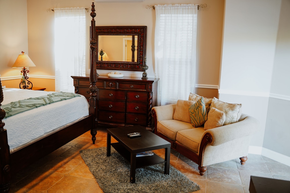 Cayman, Palm, Superior, King Bed, Pool View