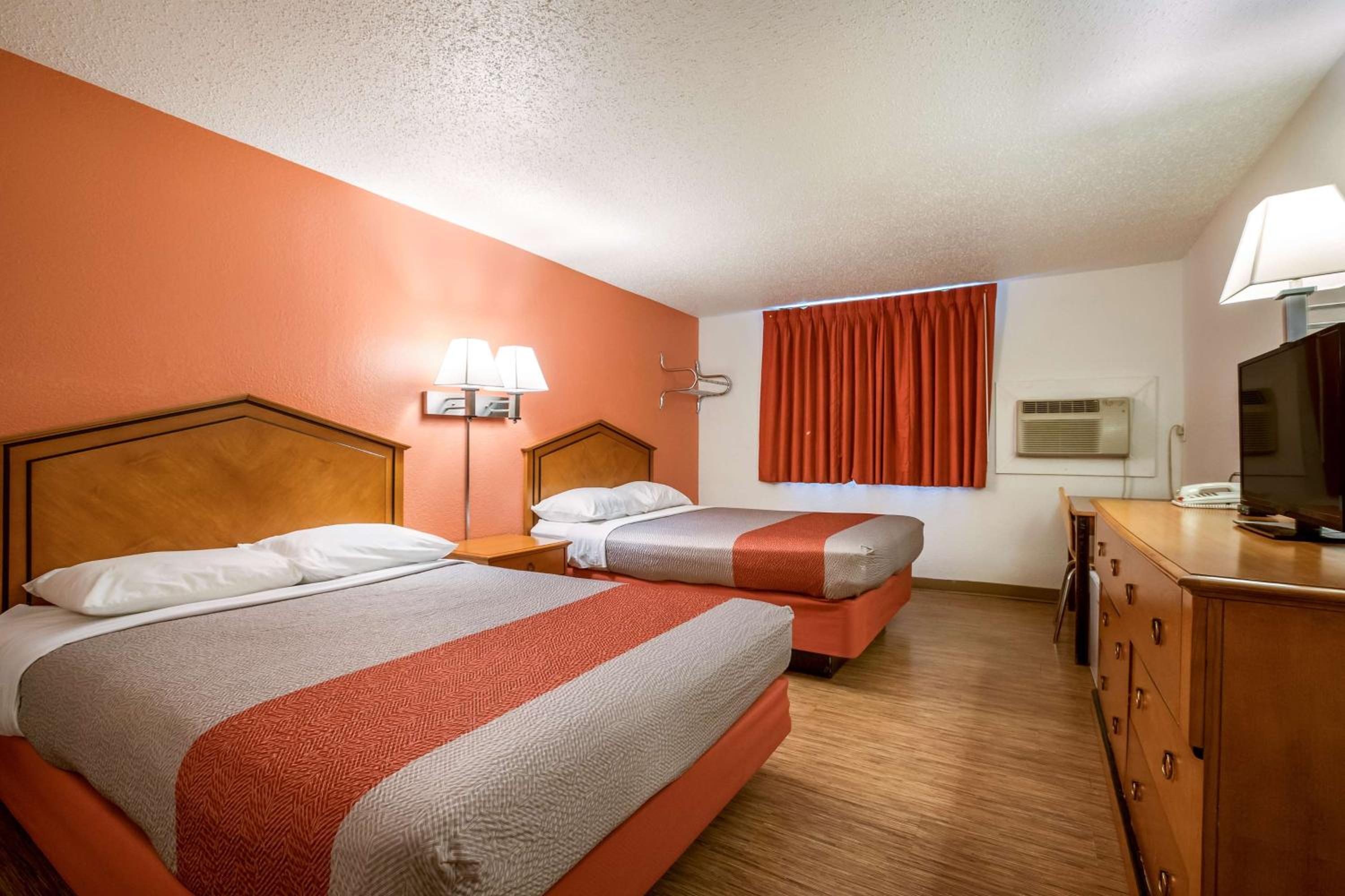 Deluxe, Quadruple, Motel6 Albert Lea, MN 4/10