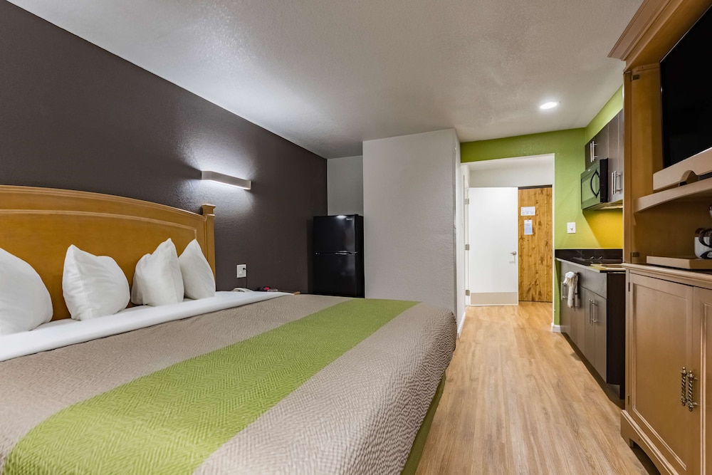 DELUXE, KING BED, ACCESSIBLE