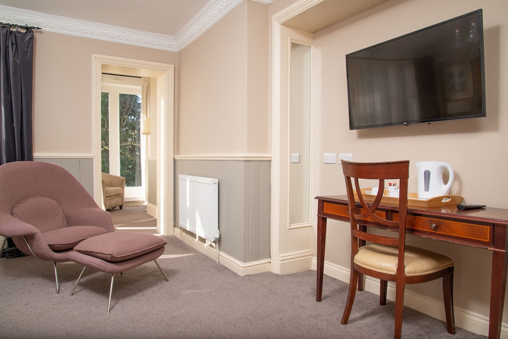 Royal Hotel 25/50