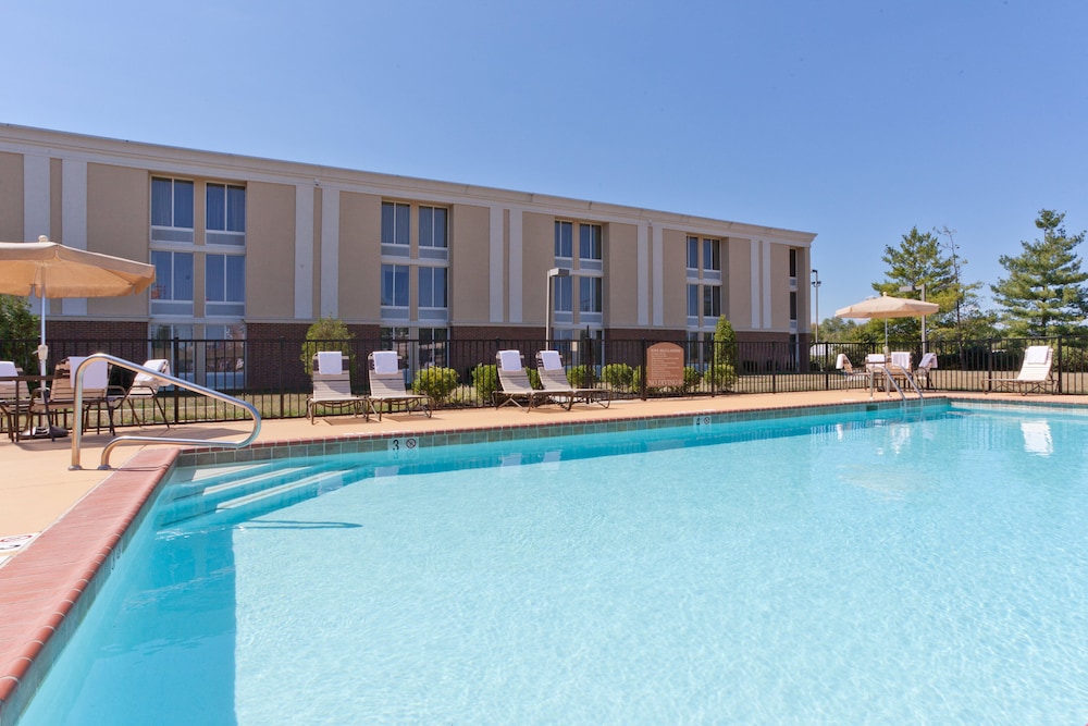 Holiday Inn Express Woodstock-Shenandoah Valley 5/28