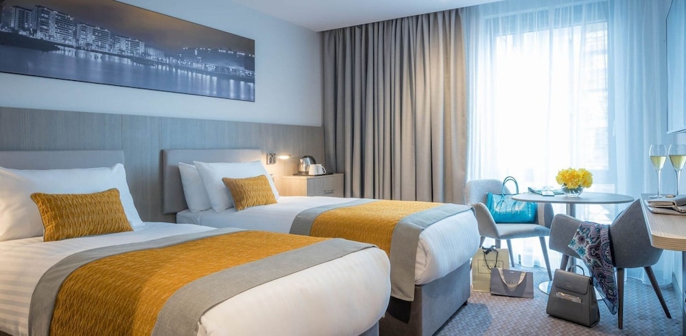 DELUXE, TWIN BEDS