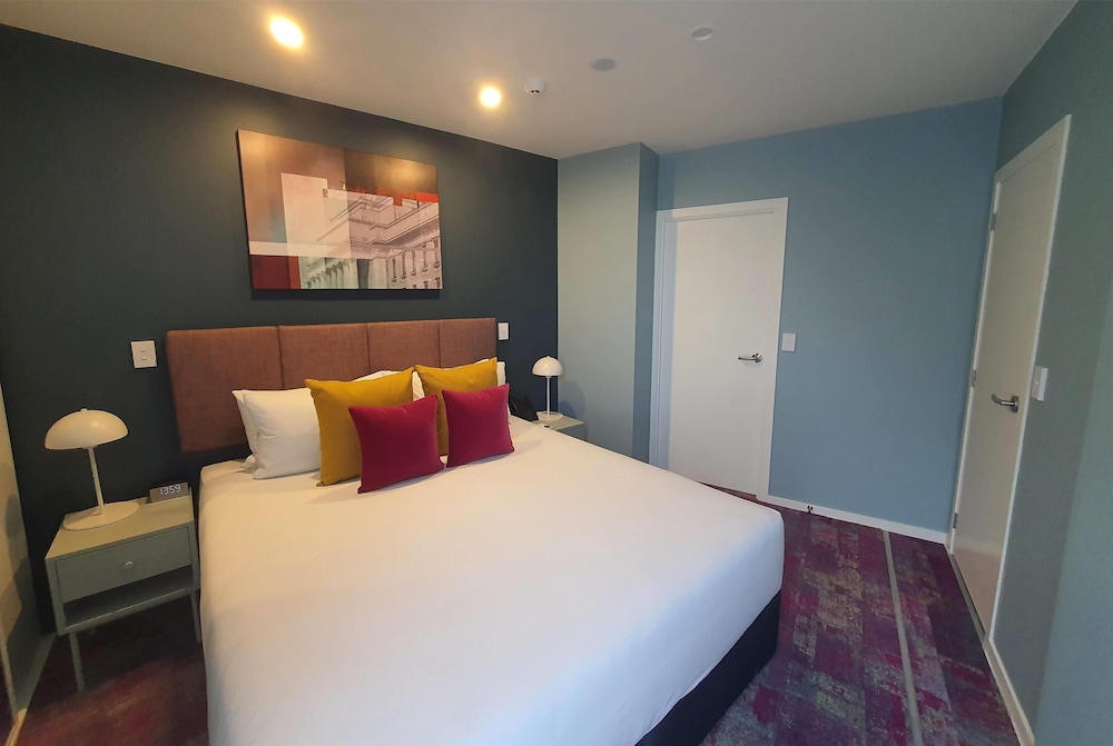 1 BEDROOM, APARTMENT, KING BED