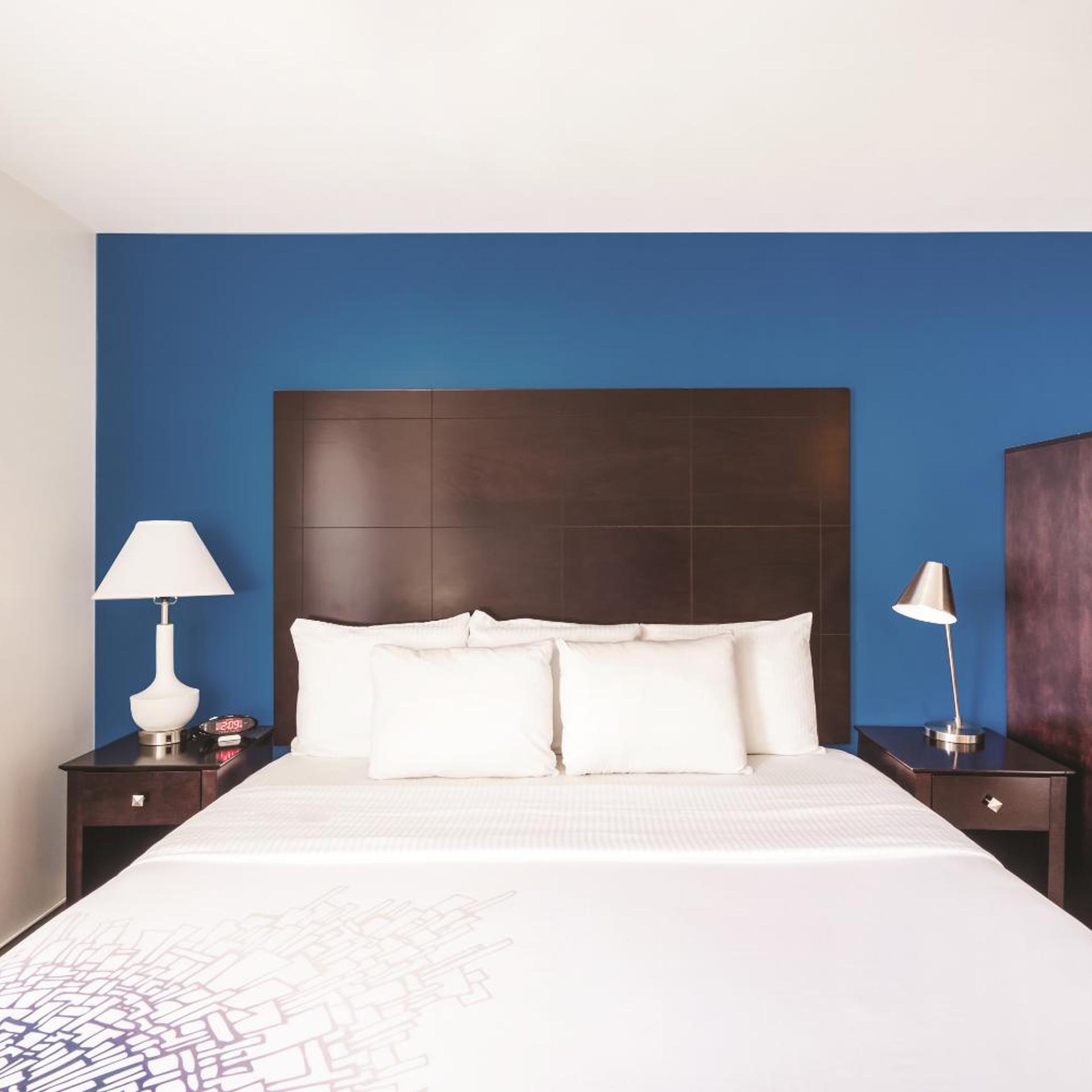 غرفة بسرير كينج بحوض استحمام لذوي الإعاقة، La Quinta Inn & Suites by Wyndham Brooklyn Downtown 9/10