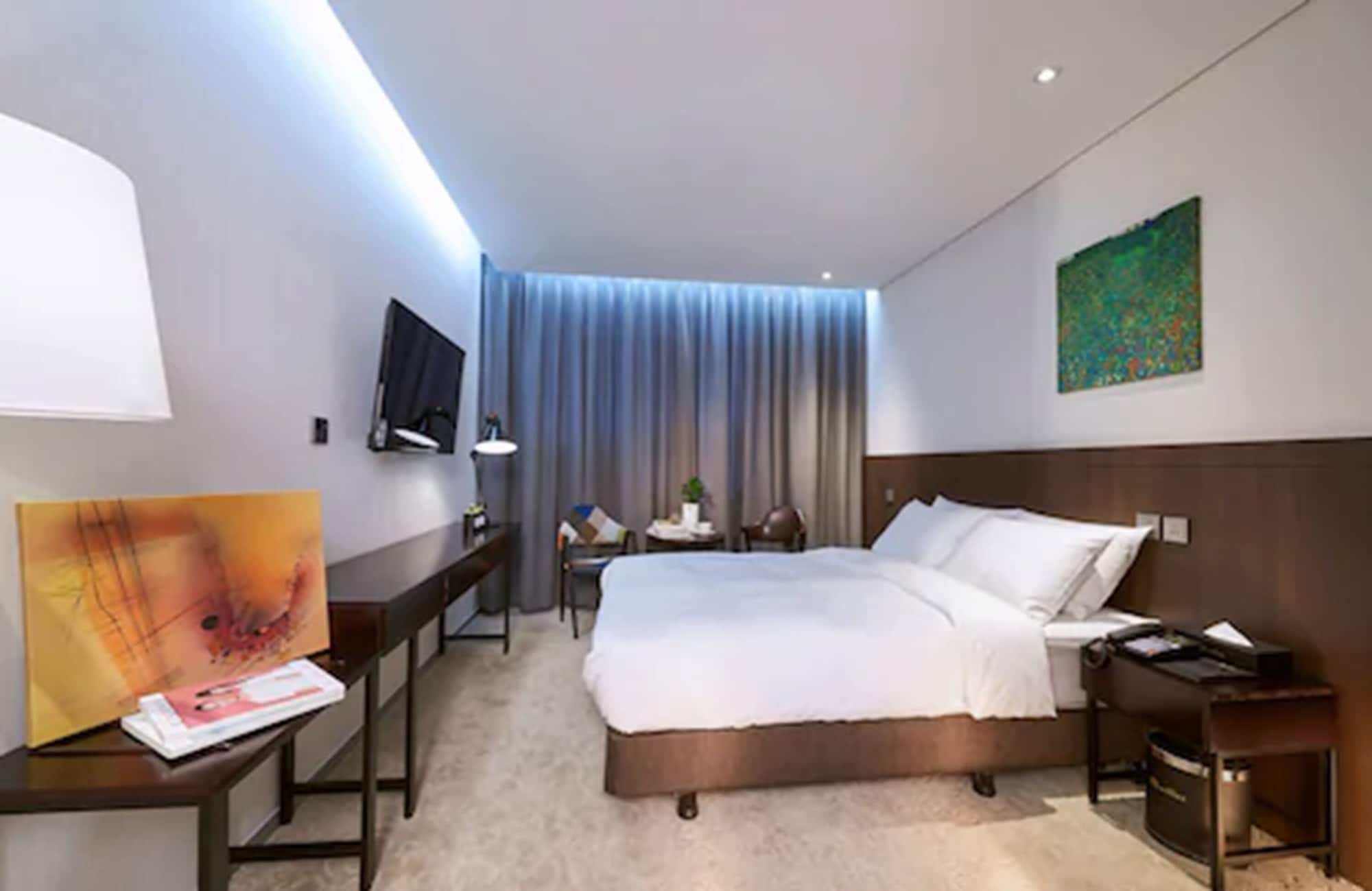 DELUXE, DOUBLE BED