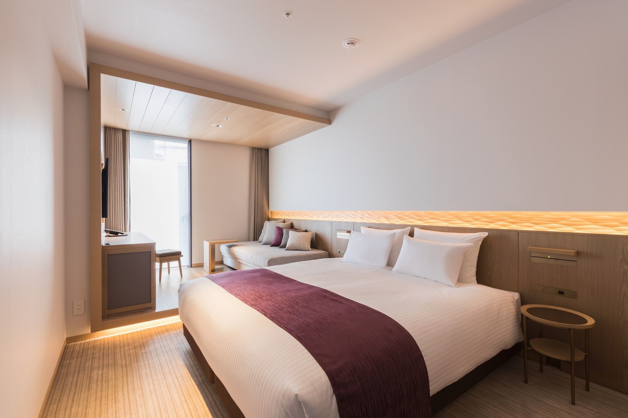 Moderate, King Bed