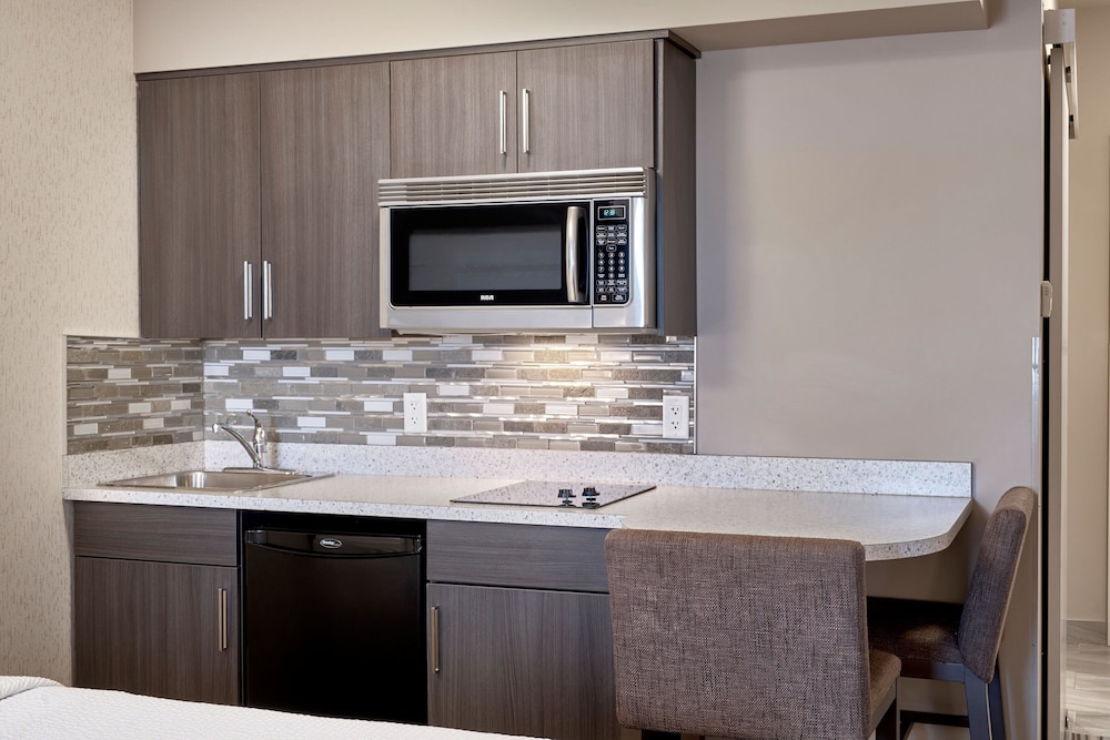 Fairfield Inn & Suites by Marriott Airdrie 47/54