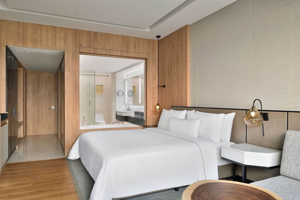 Room, King Bed, Hill View، The Westin Mumbai Powai Lake (ex Renaissance Mumbai) 3/10
