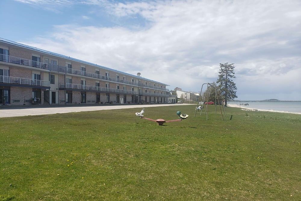 Days Inn Suites By Wyndham St Ignace Lakefront 41/50