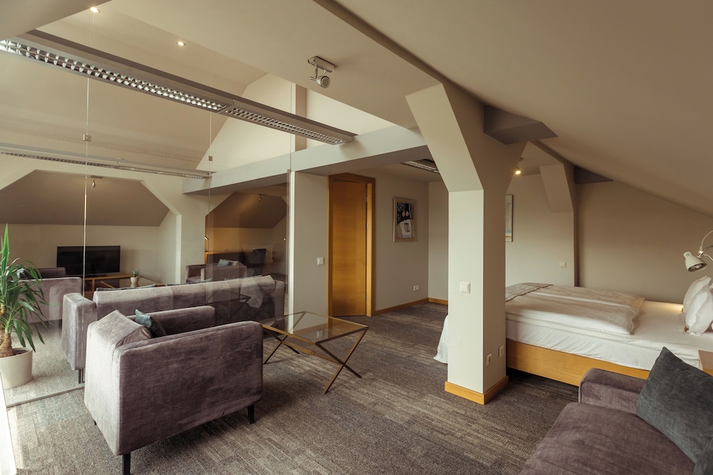 Promenade Hotel 6/53