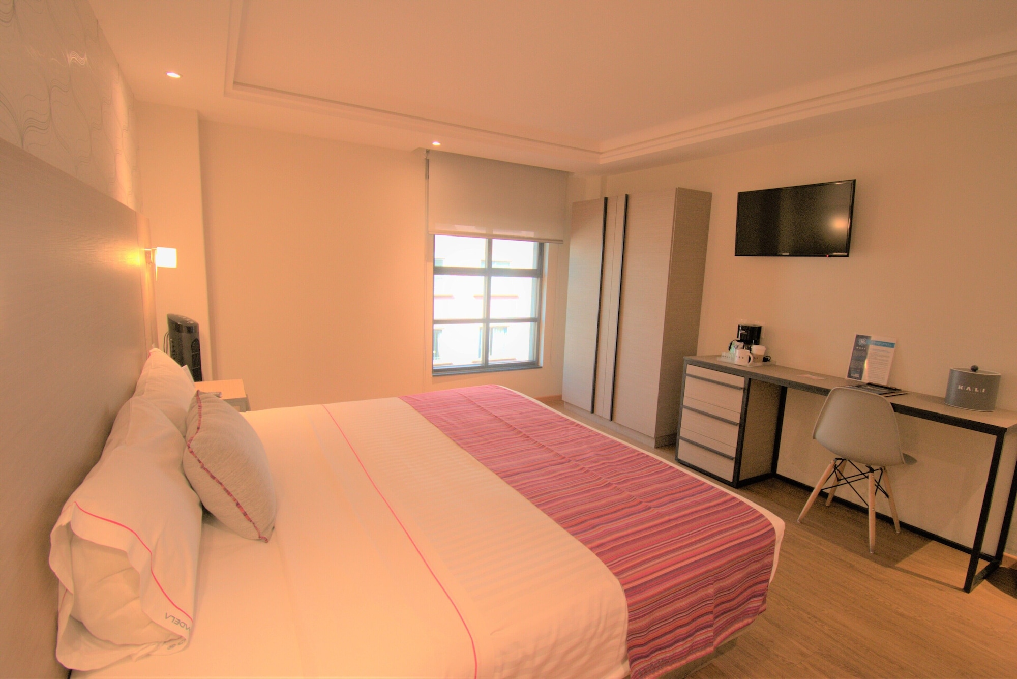 STANDARD, QUEEN BED
