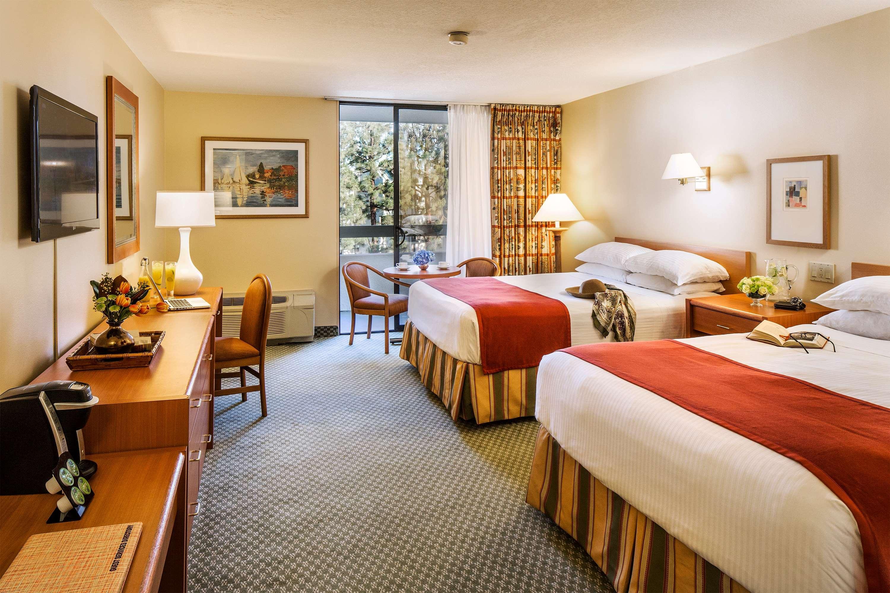 1 Bedroom, Suite, 2 Queen Beds, Pool View, Building 2