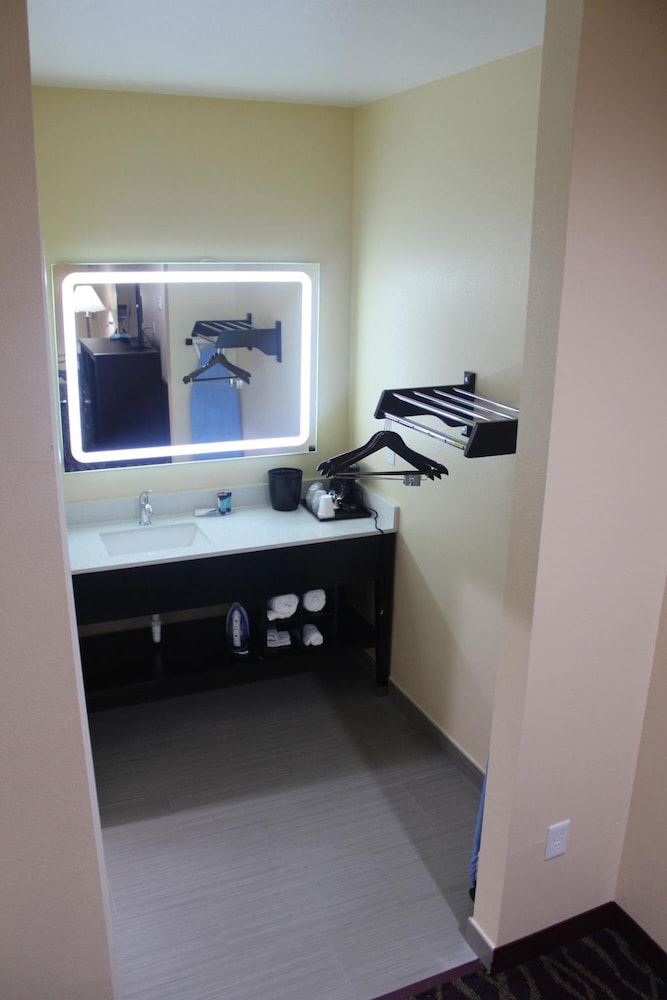 Express Inn & Suites - Bush Airport 34/34