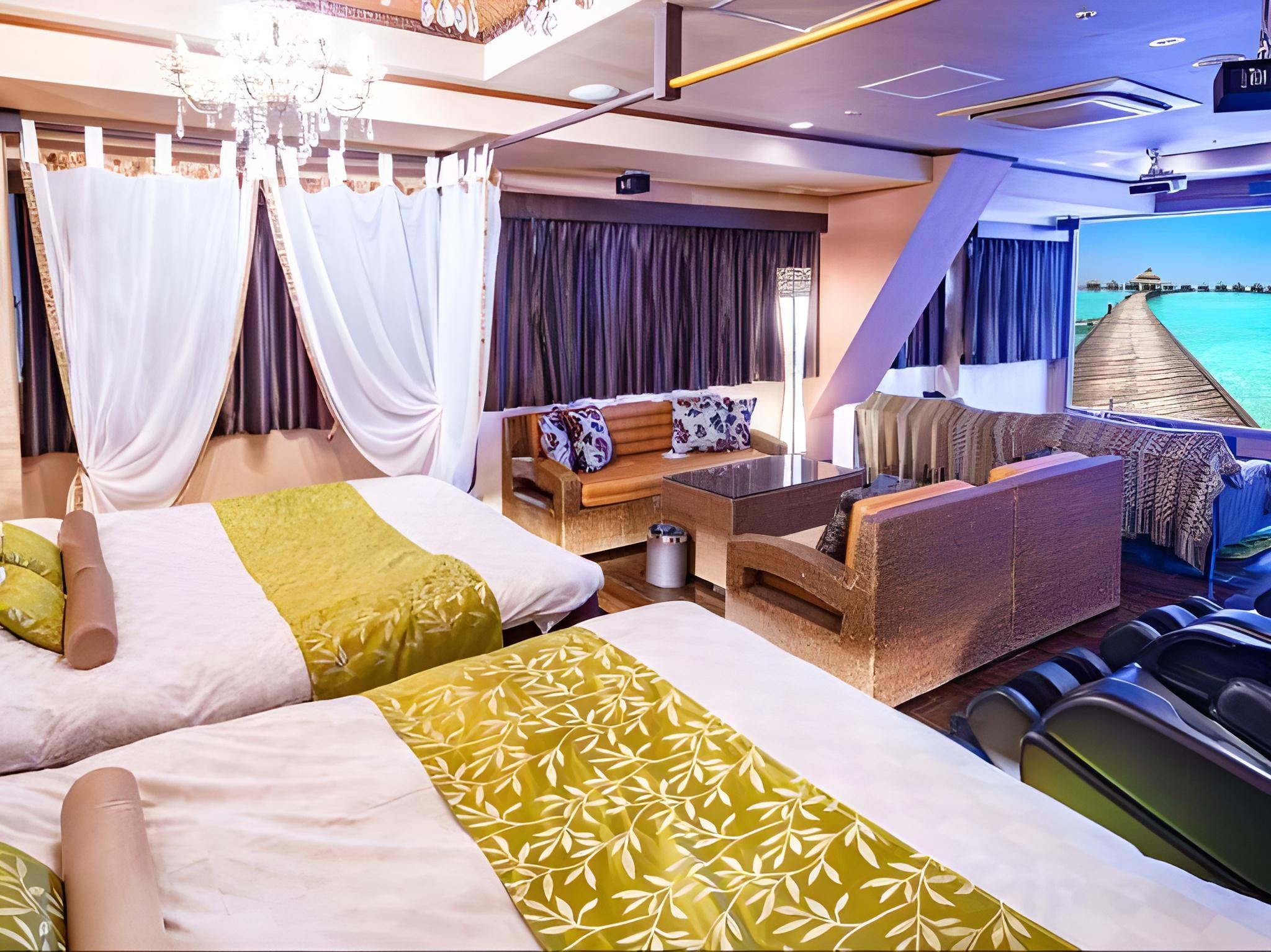 Cinema, Canopy, Suite, 2 King Beds, 2 Queen Beds, Bath and Shower