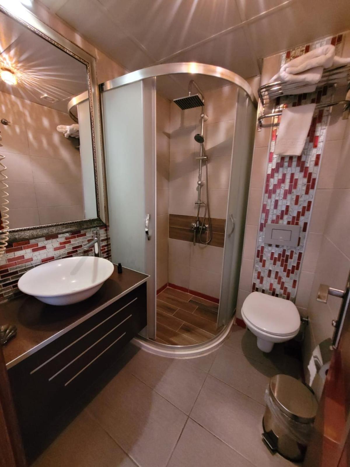 Anil Hotel 53/56