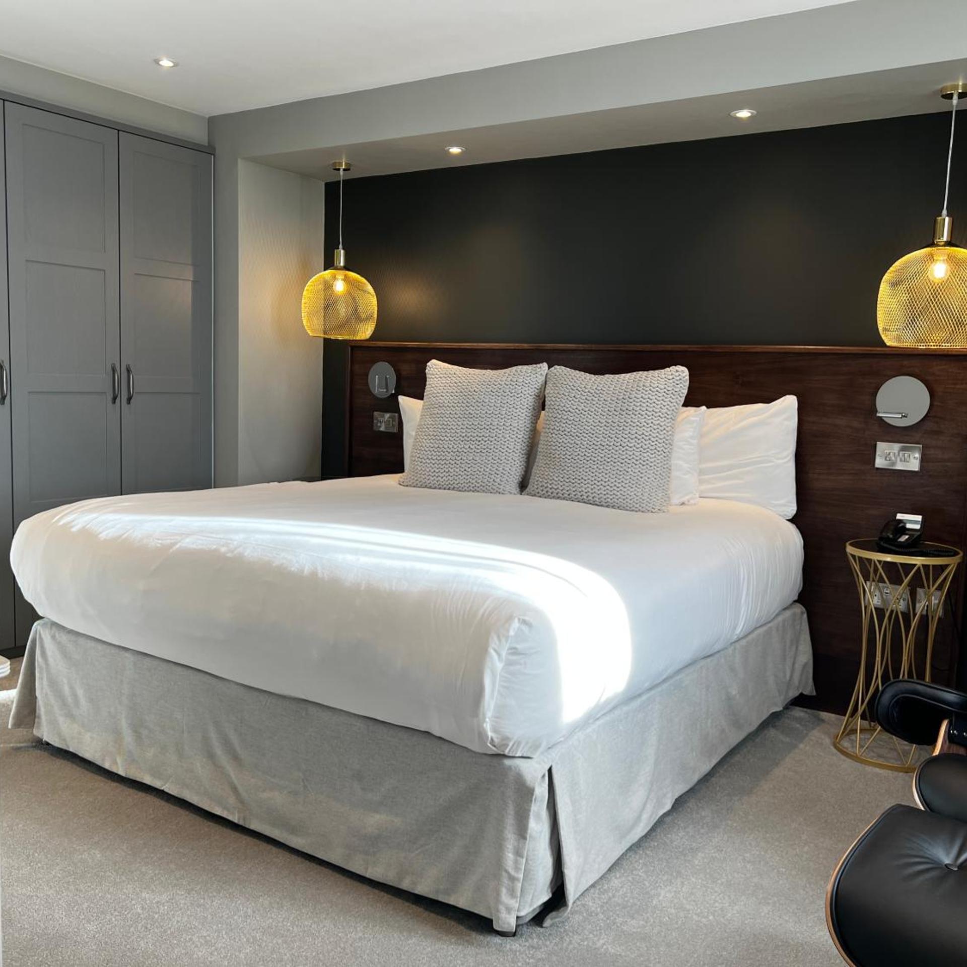 SIGNATURE, SUITE