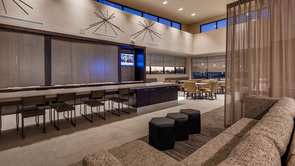 Best Western Plus Executive Residency Rigby's Water World Hotel 4/44