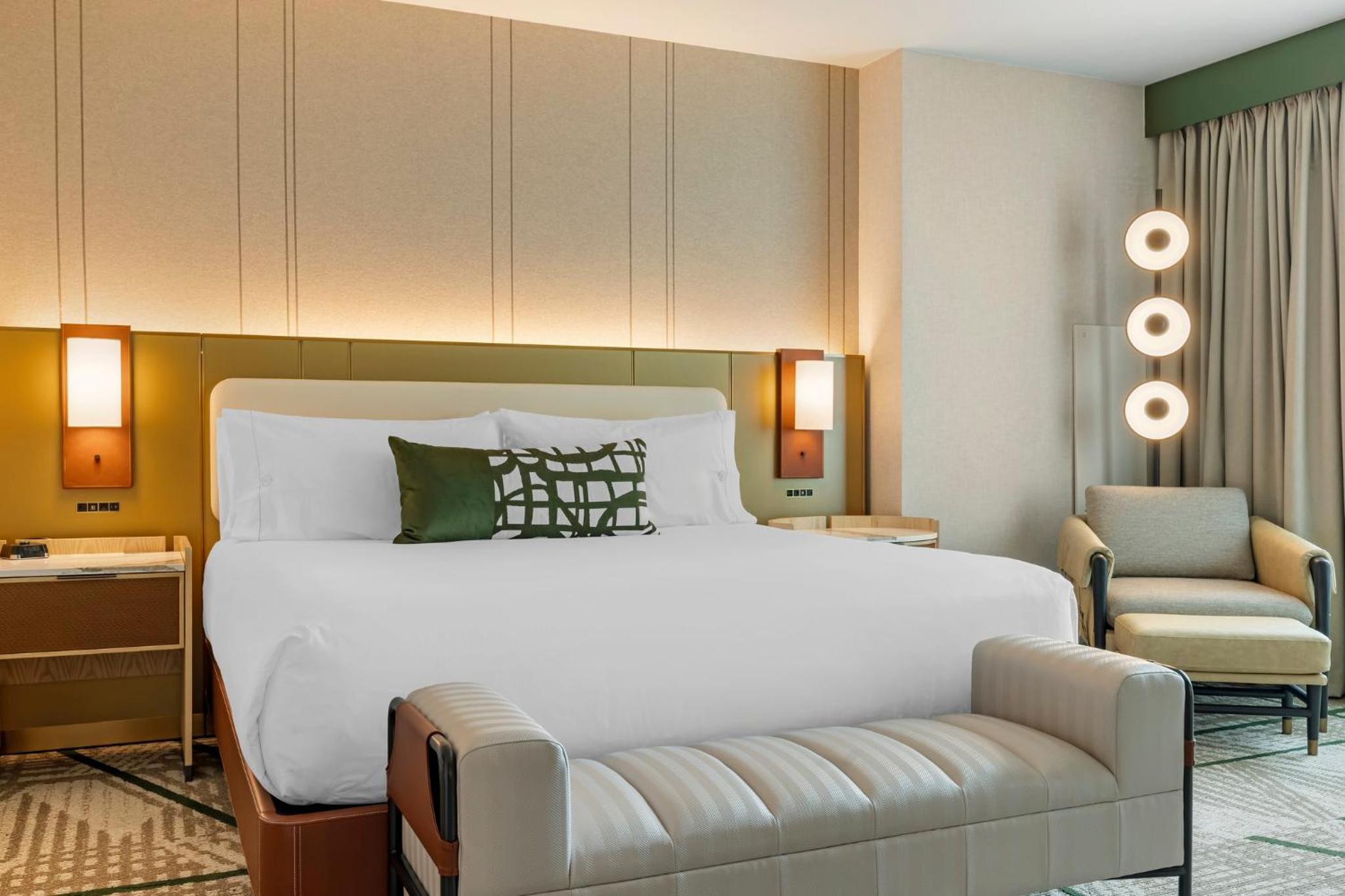 Executive, Suite, King Bed, Pool View, Sofa
