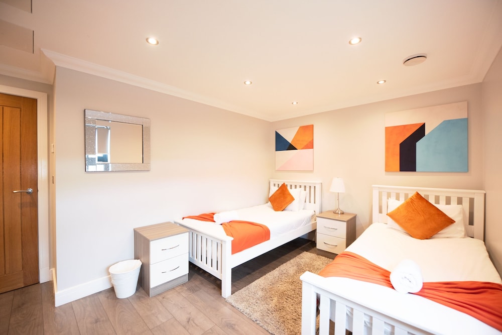 2 Bedrooms, Superior, Apartment, Double and Twin Beds, City View, Private Bathroom