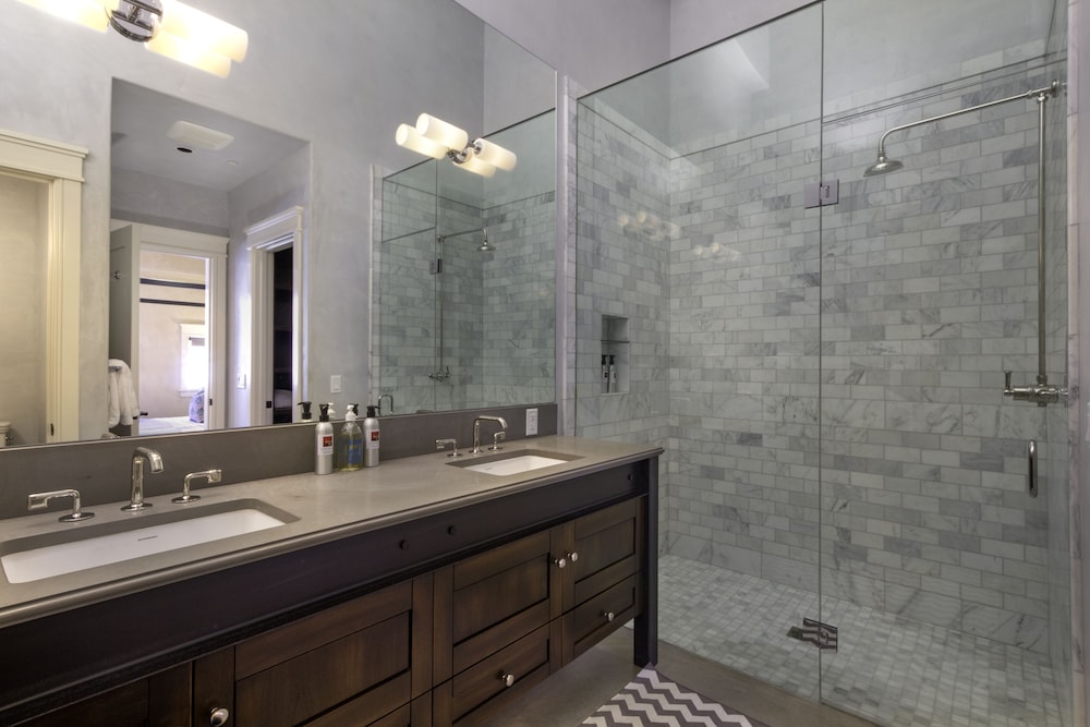 غرفة بأربعة أسرّة وسريرين كينج وسرير كوين بـ4 غرف نوم، The Auberge Residences at Element 52 8/10