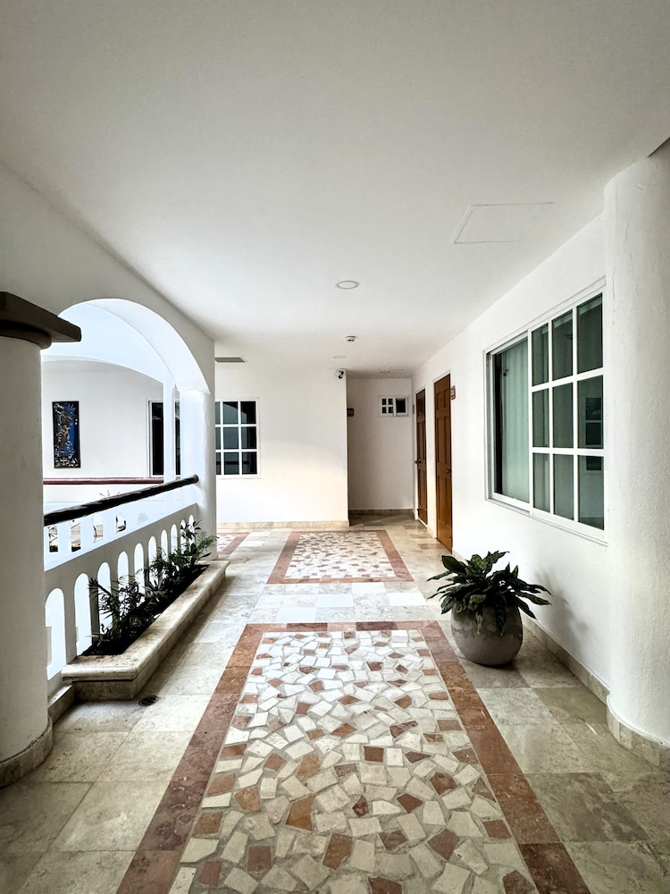 Illusion Hotel Boutique 63/73