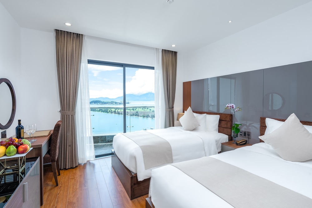 Deluxe, Twin Beds, Bay View, Balcony
