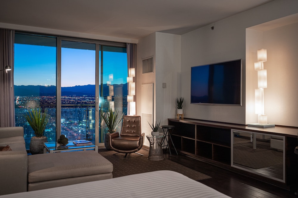 StripViewSuites at Palms Place 11/79