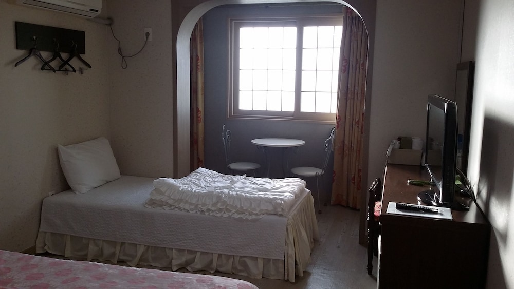 Hera Hotel 4/26